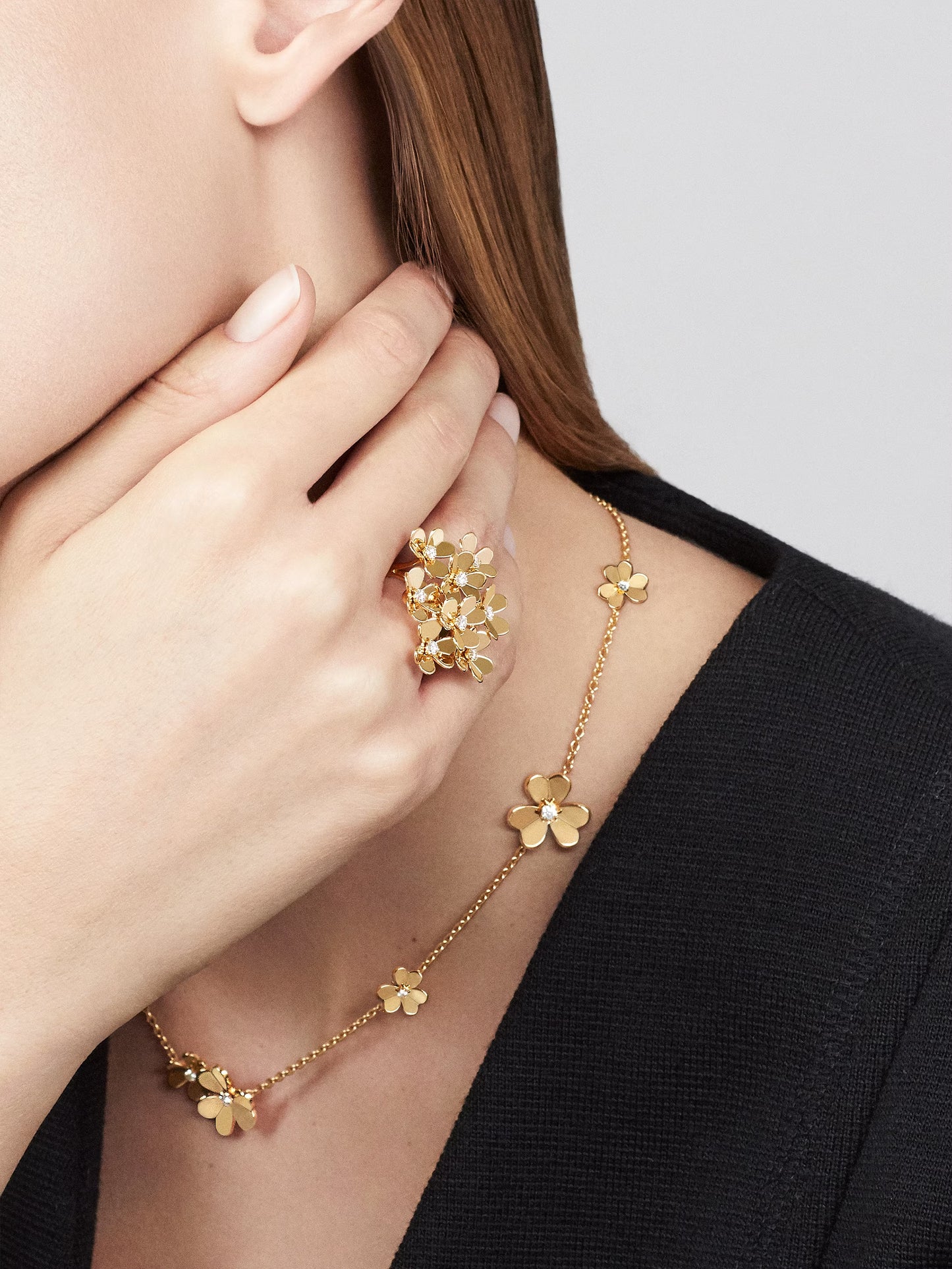 Frivole necklace, 9 flowers, 18K yellow gold, round diamonds.