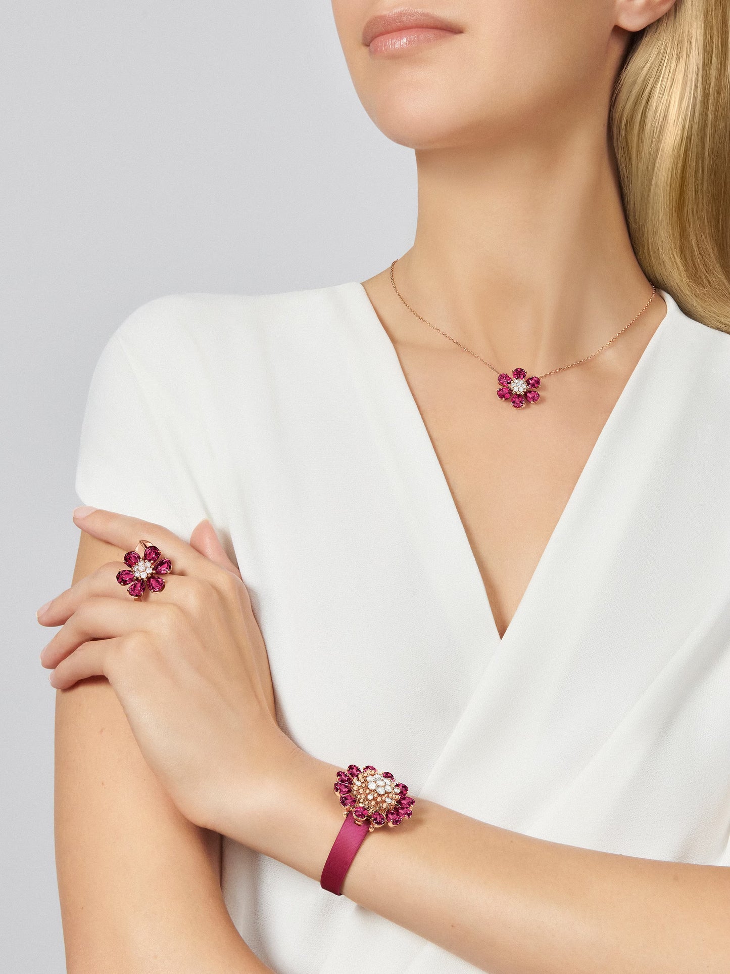 Fleurs d’Hawaï ring, large model, 18K rose gold, rhodolites, round diamonds.