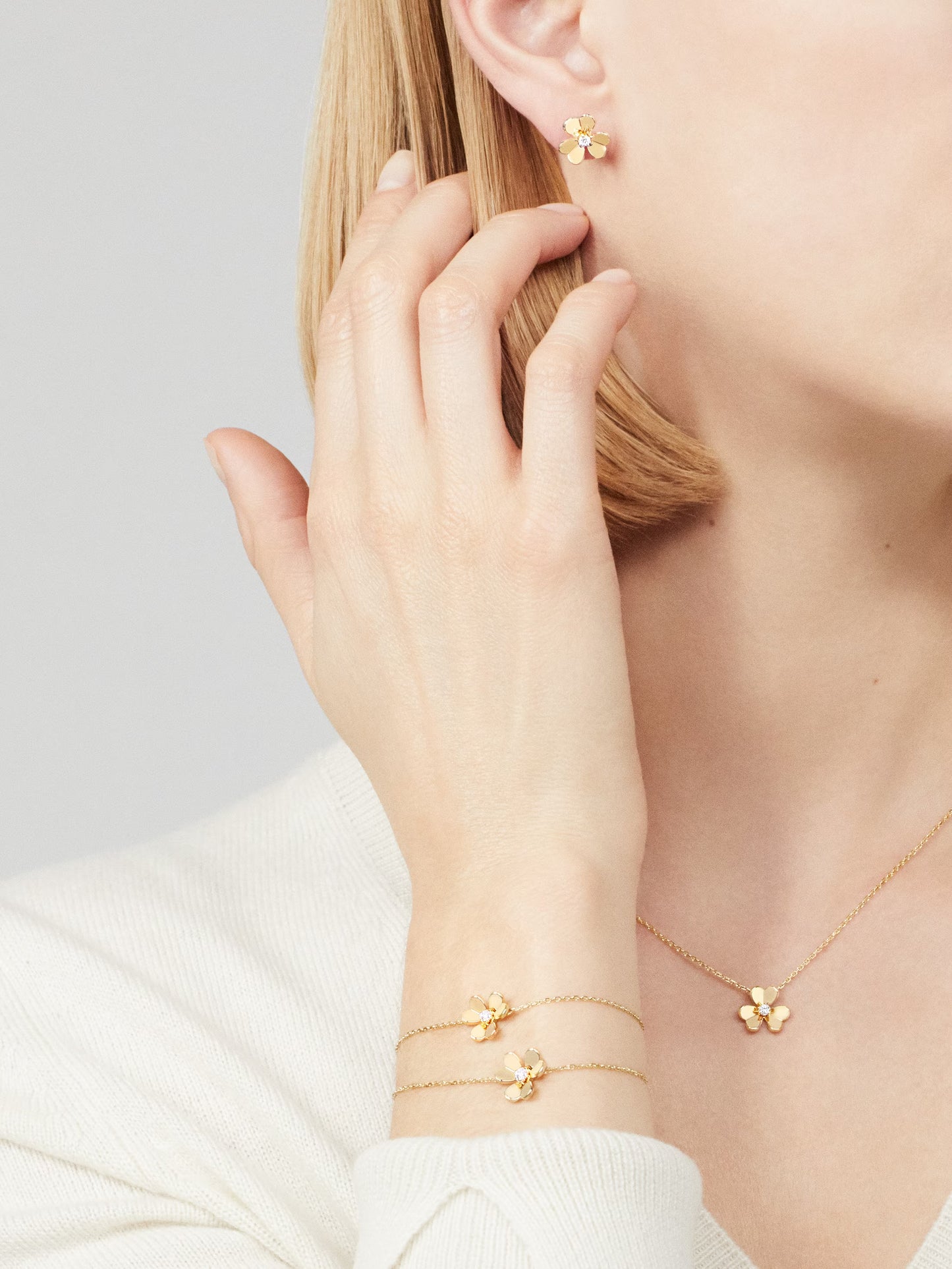 Frivole pendant, mini model, 18K yellow gold, round diamond.