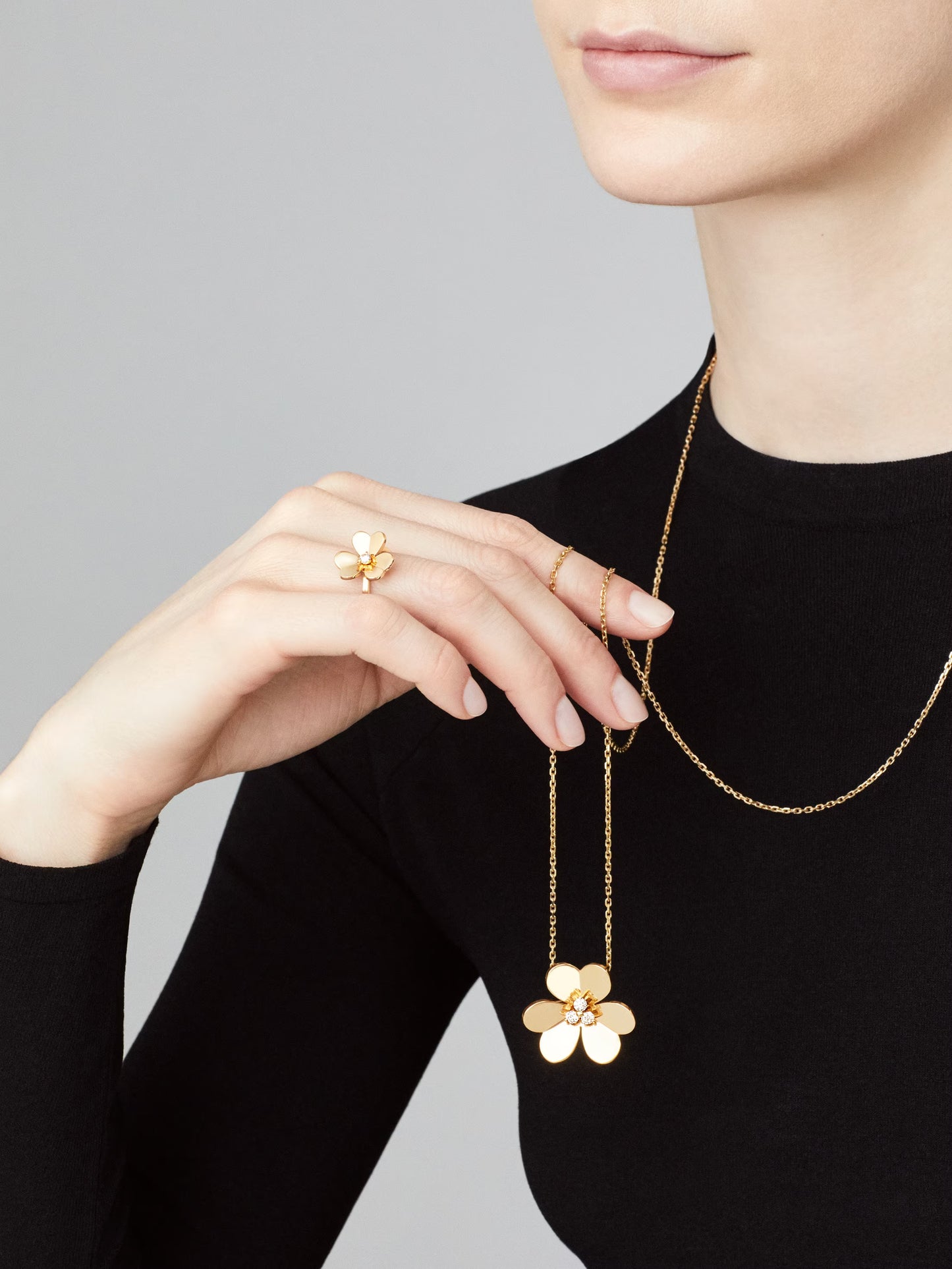 Frivole clip pendant, very large model, 18K yellow gold, round diamonds