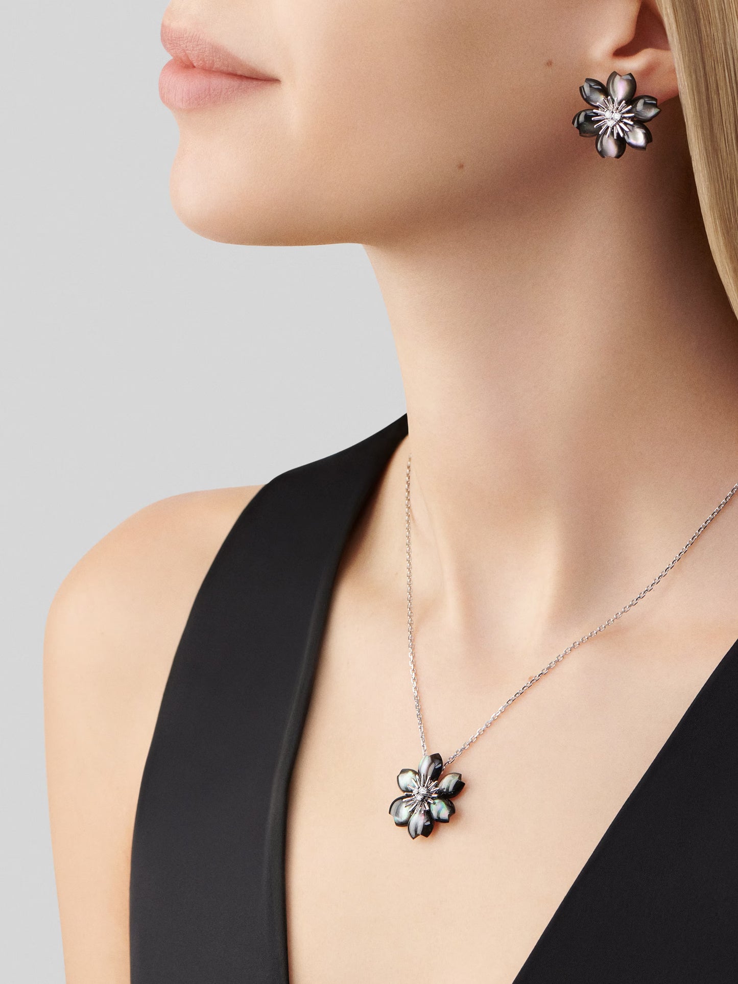 Rose de Noël pendant, mini model, rhodium plated 18K white gold, gray mother-of-pearl, round diamonds.