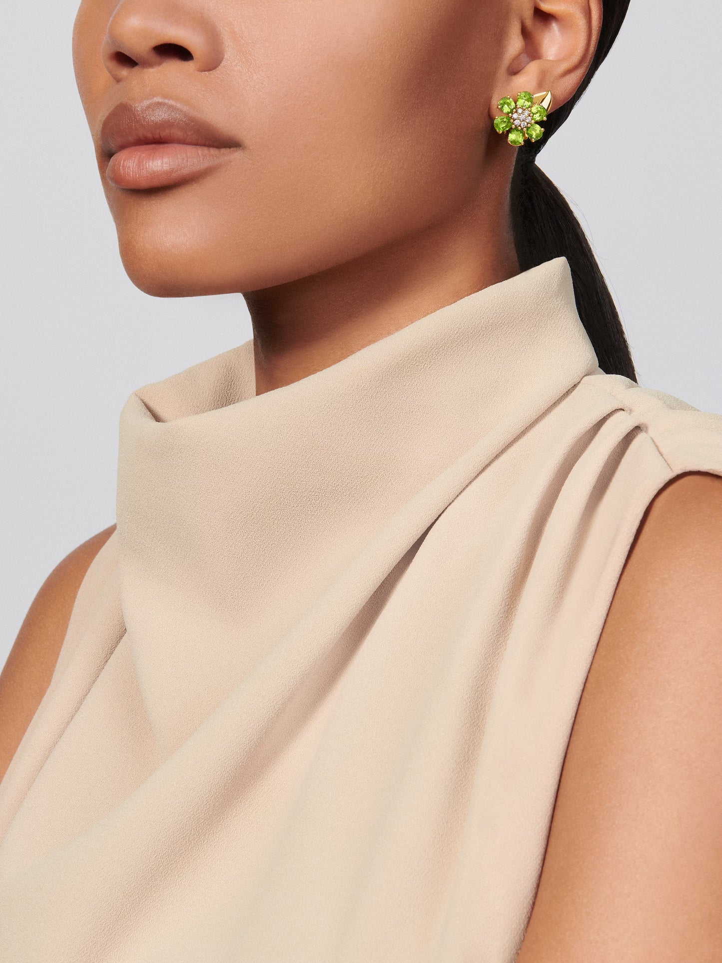 Fleurs d’Hawaï earrings, small model, 18K yellow gold, peridots, round diamonds.