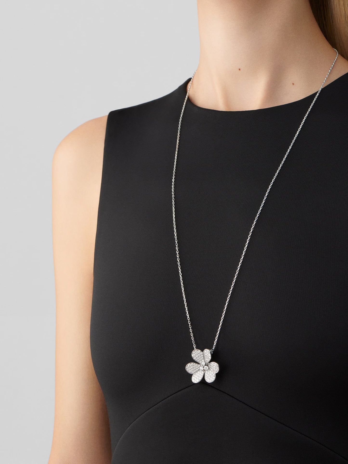 Frivole clip pendant, very large model, rhodium plated 18K white gold, round diamonds.