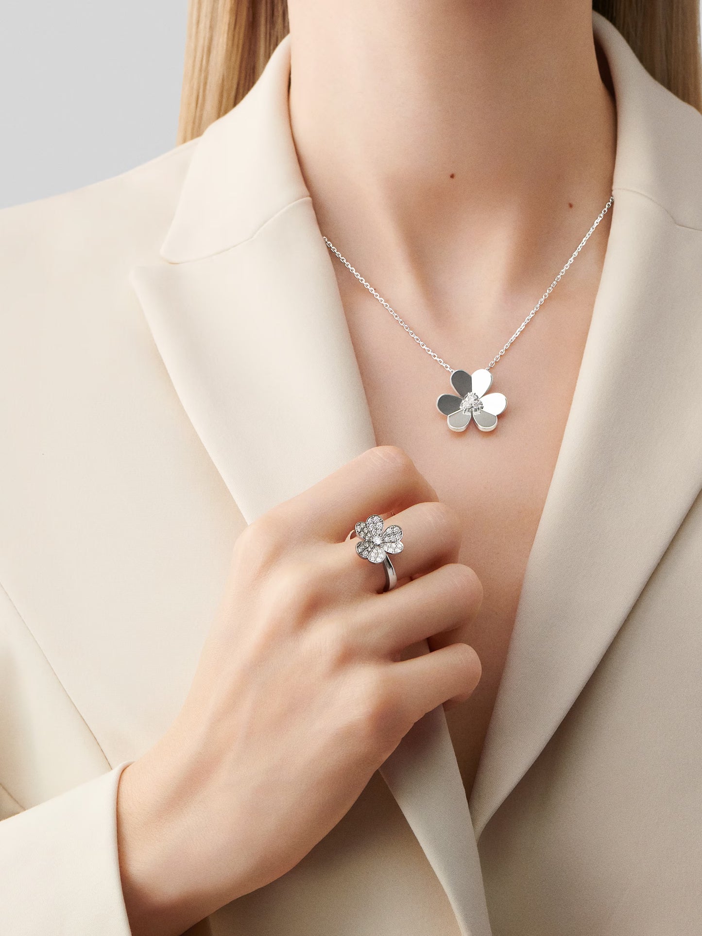Frivole pendant, large model, rhodium plated 18K white gold, round diamonds.