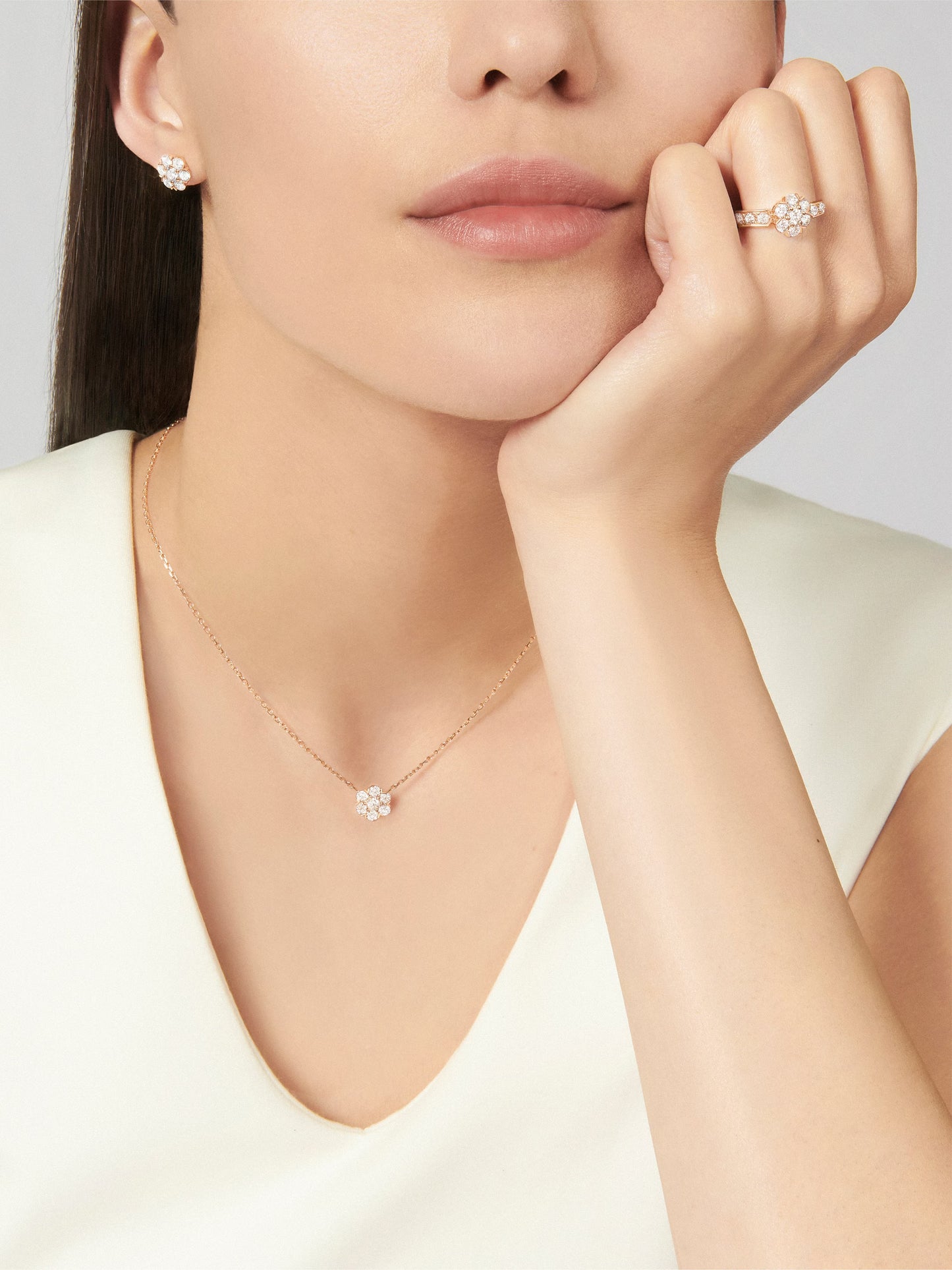 Fleurette pendant, 18K rose gold, round diamonds.