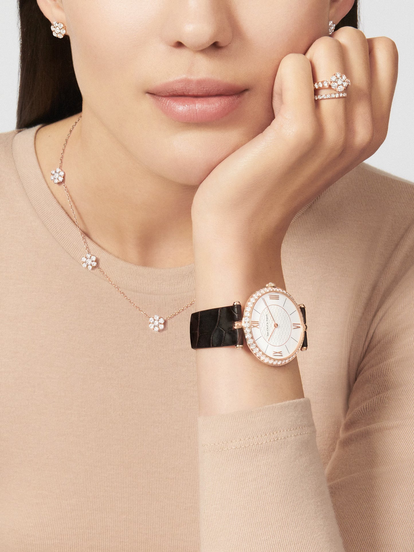 Fleurette necklace, 5 flowers, 18K rose gold, round diamonds.