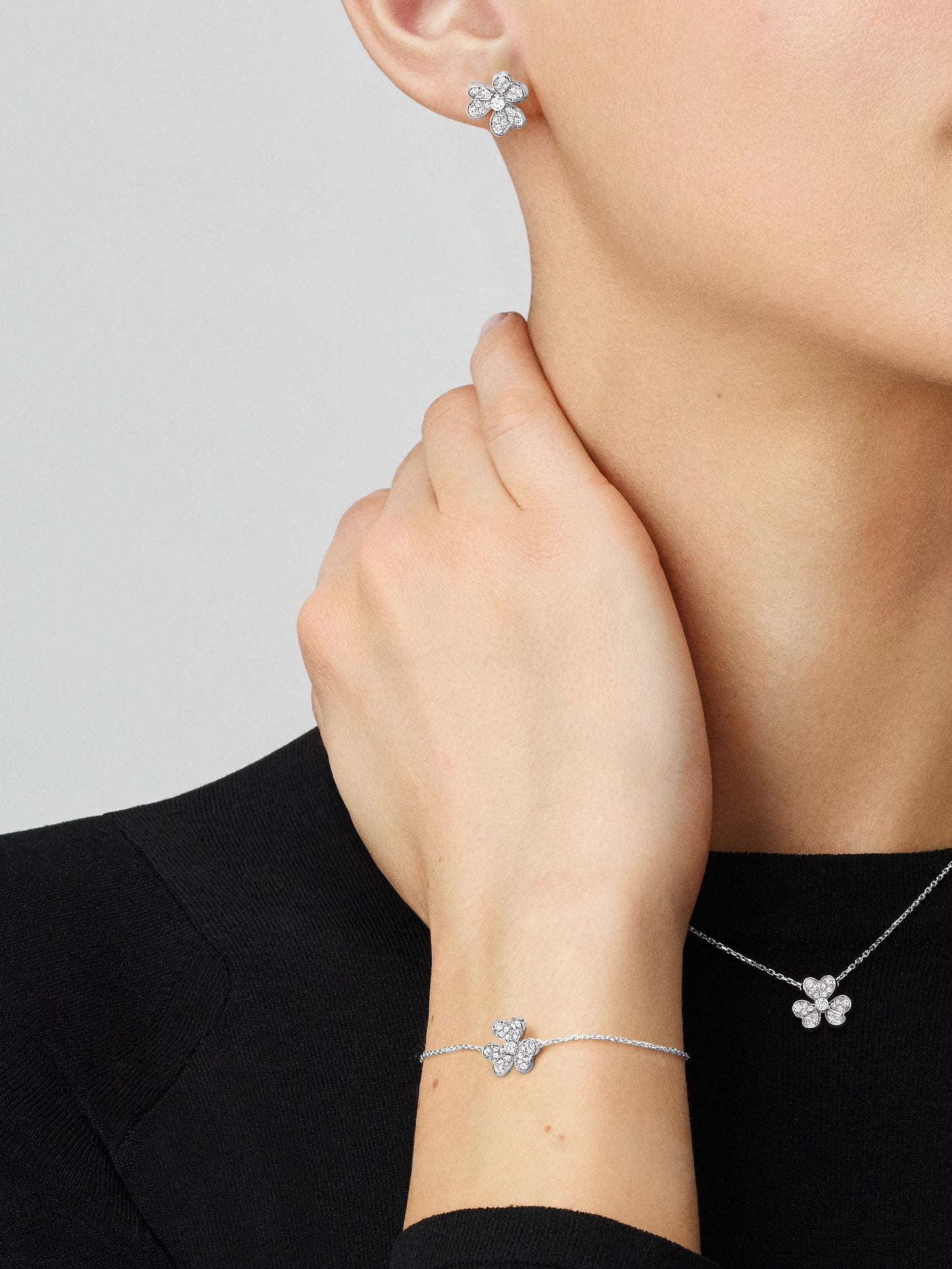 Frivole earrings, mini model, rhodium plated 18K white gold, round diamonds.