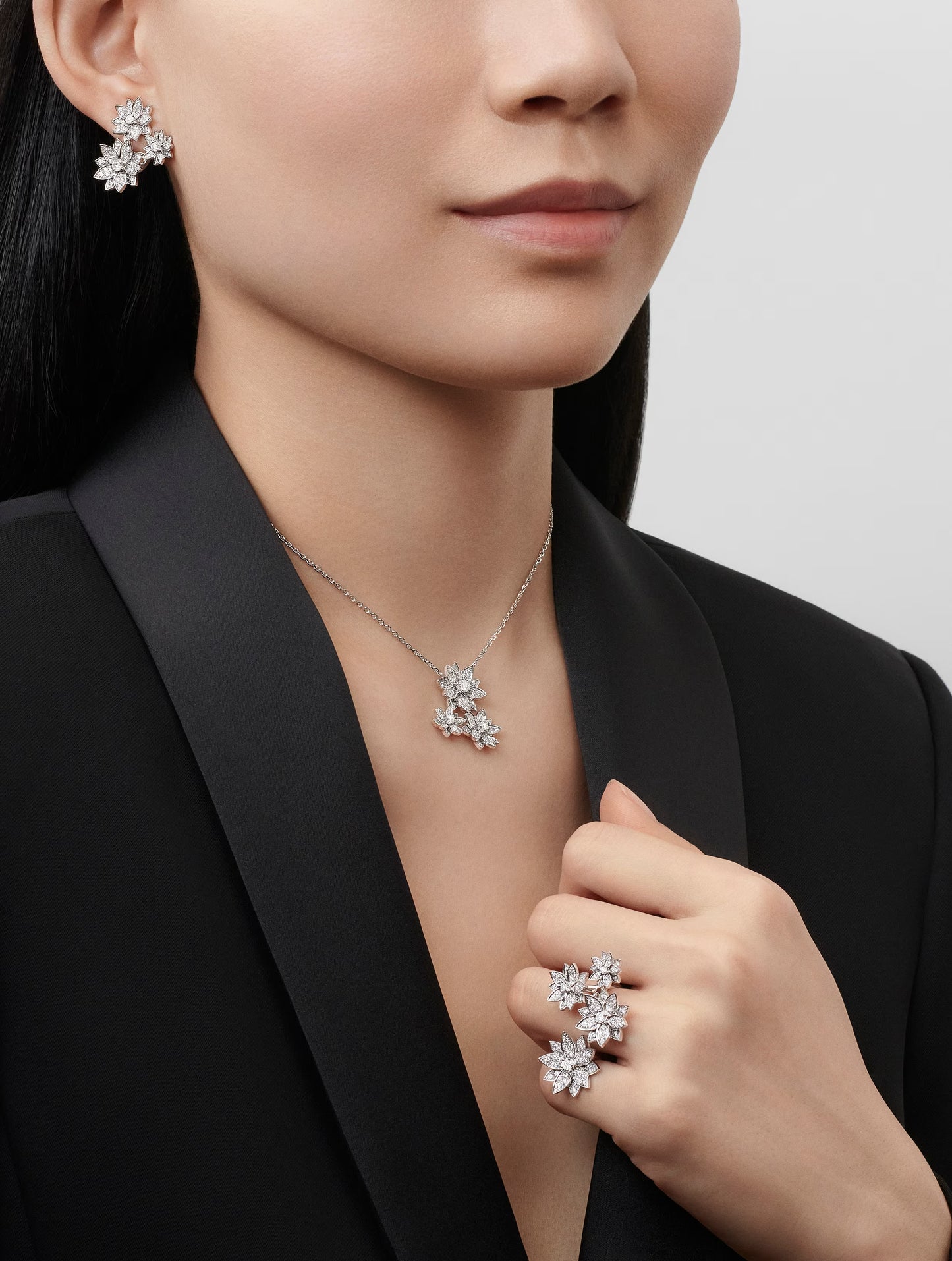 Lotus pendant, 3 flowers, rhodium plated 18K white gold, round diamonds