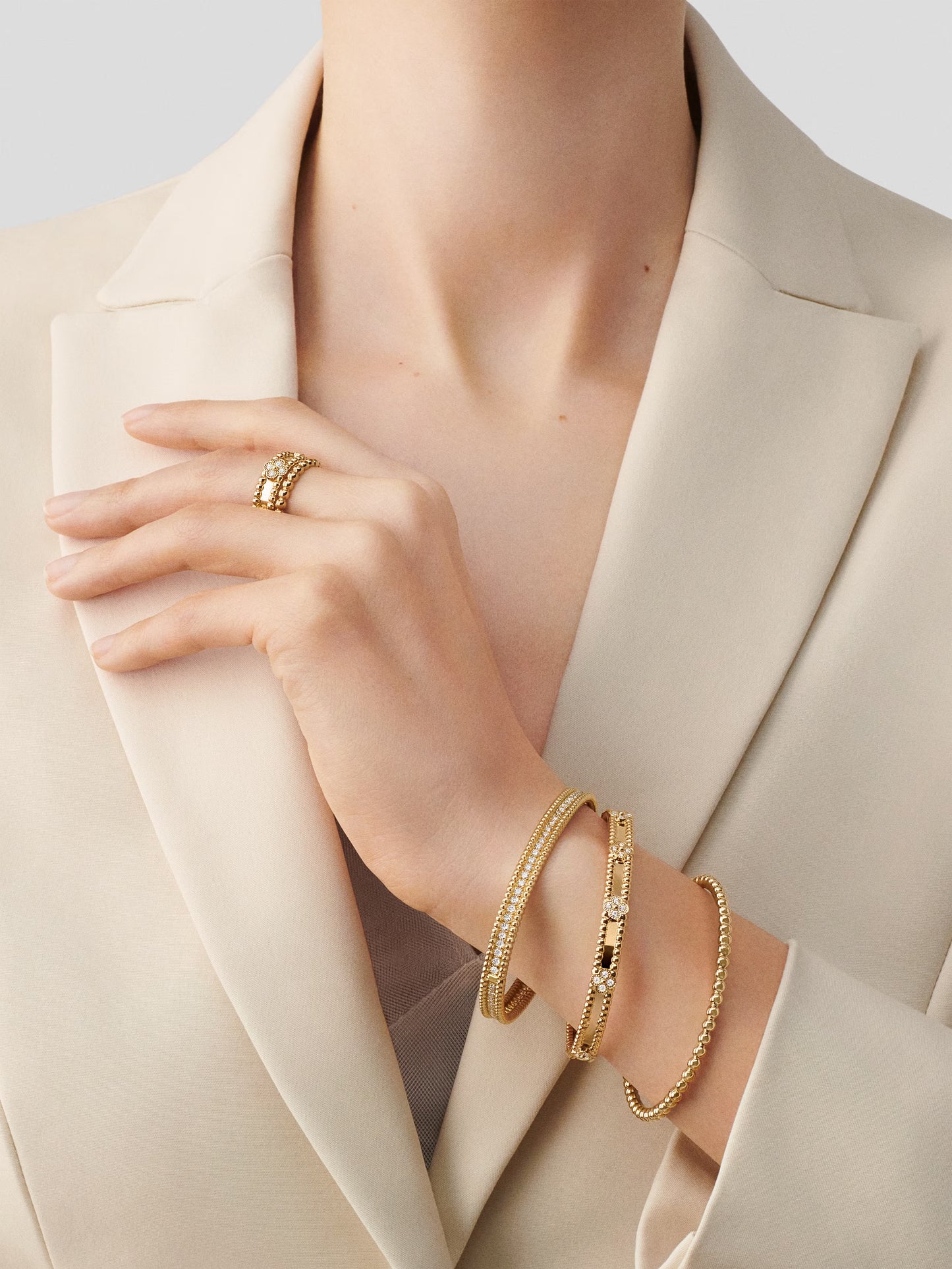 Perlée sweet clovers bracelet, 18K yellow gold, round diamonds, medium model.