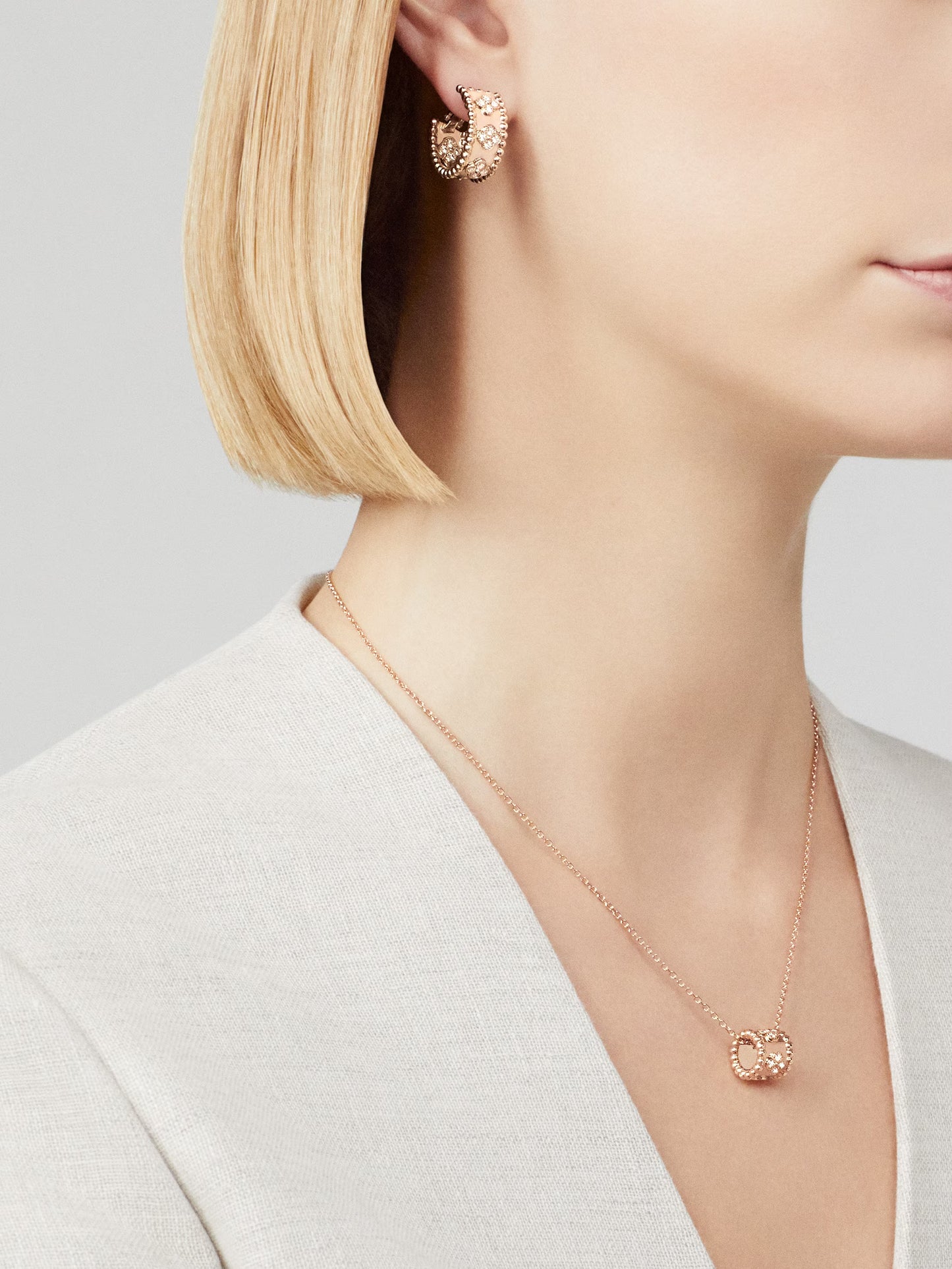 Perlée clovers hoop earrings, 18K rose gold, round diamonds.