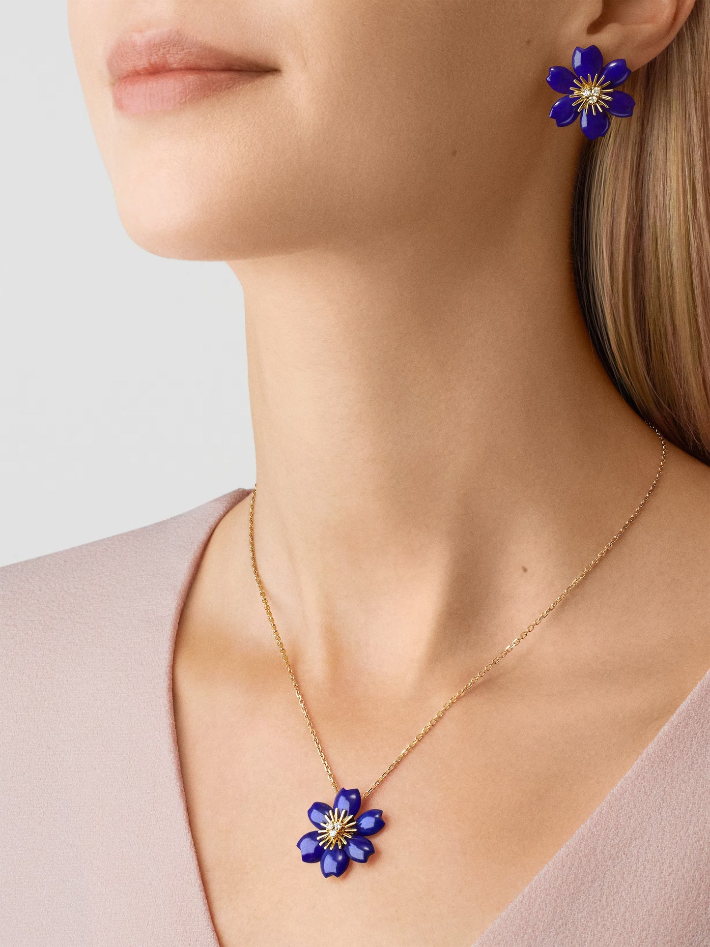 Rose de Noël pendant, mini model, 18K yellow gold, lapis lazuli, round diamonds.