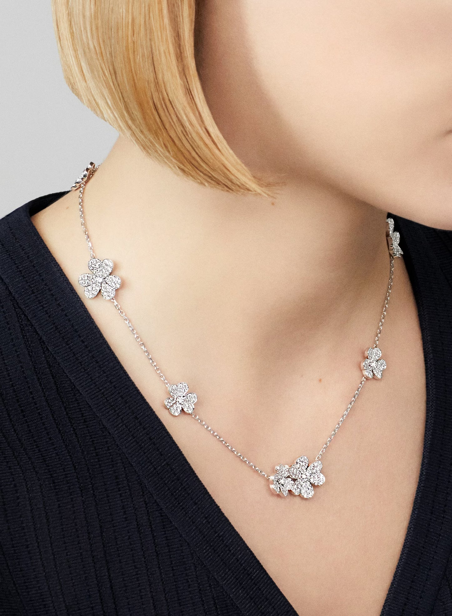 Frivole necklace, 9 flowers, rhodium plated 18K white gold, round diamonds.