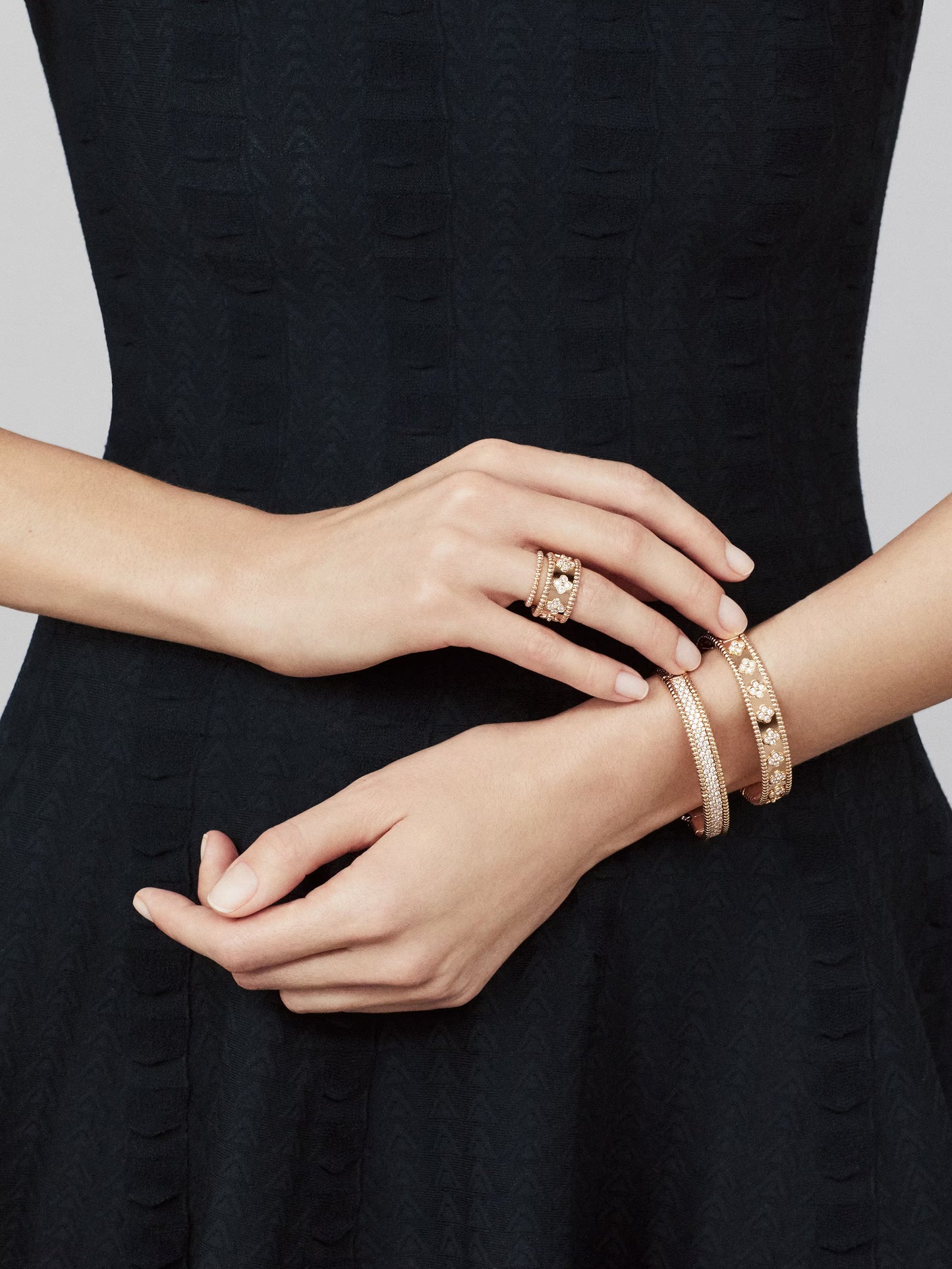 Perlée clovers bracelet, 18K rose gold, round diamonds, medium model.