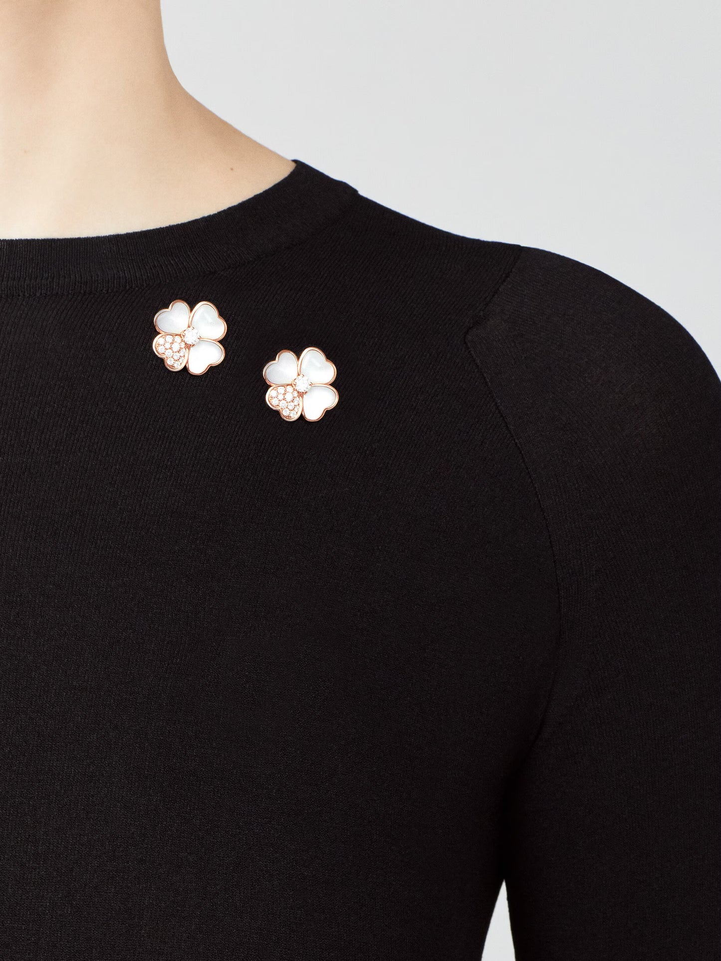 Cosmos medium model clip pendant, 18K rose gold, white mother-of-pearl, round diamonds.