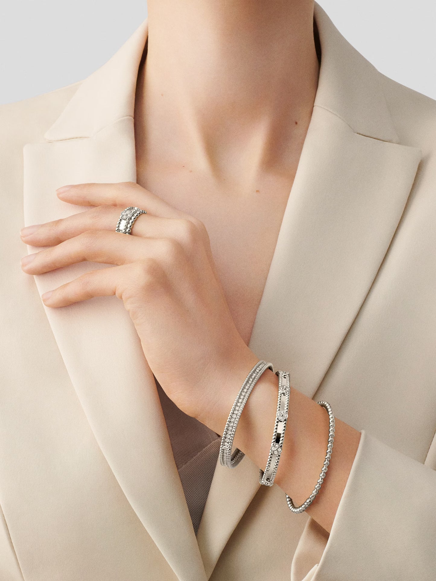 Perlée pearls of gold ring, medium model, rhodium plated 18K white gold.