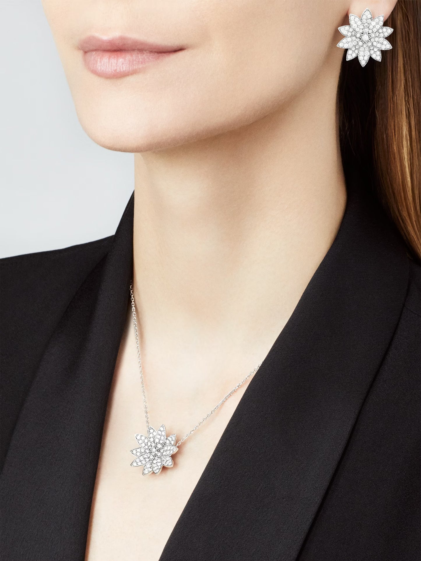 Lotus clip pendant, medium model, rhodium plated 18K white gold, round diamonds.