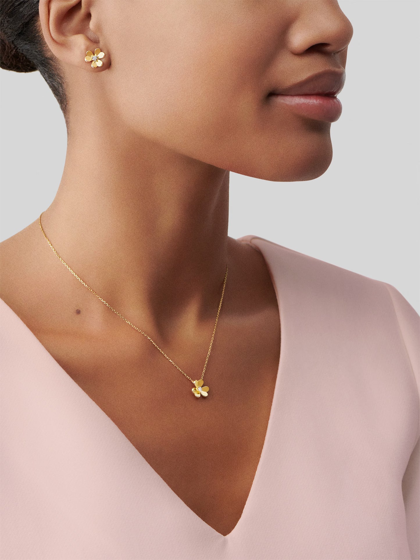 Frivole pendant, mini model, 18K yellow gold, round diamond.