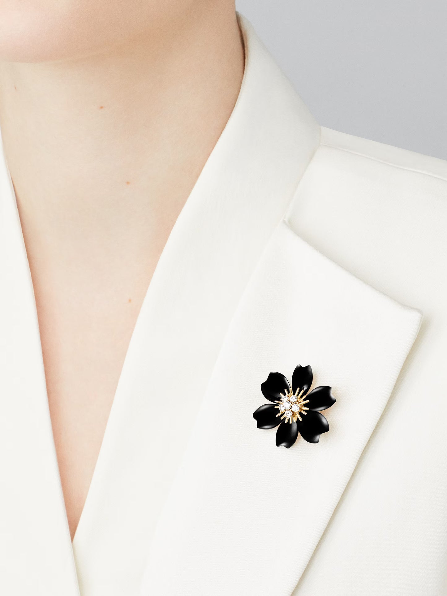 Rose de Noël clip pendant, small model, 18K yellow gold, onyx, round diamonds.
