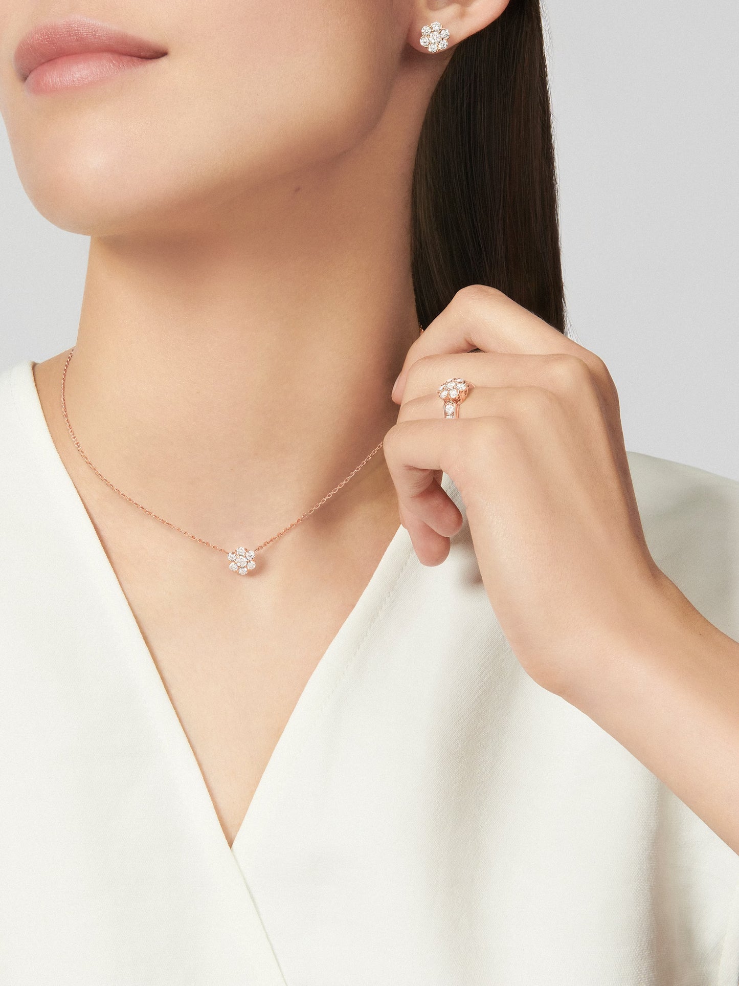 Fleurette pendant, 18K rose gold, round diamonds.