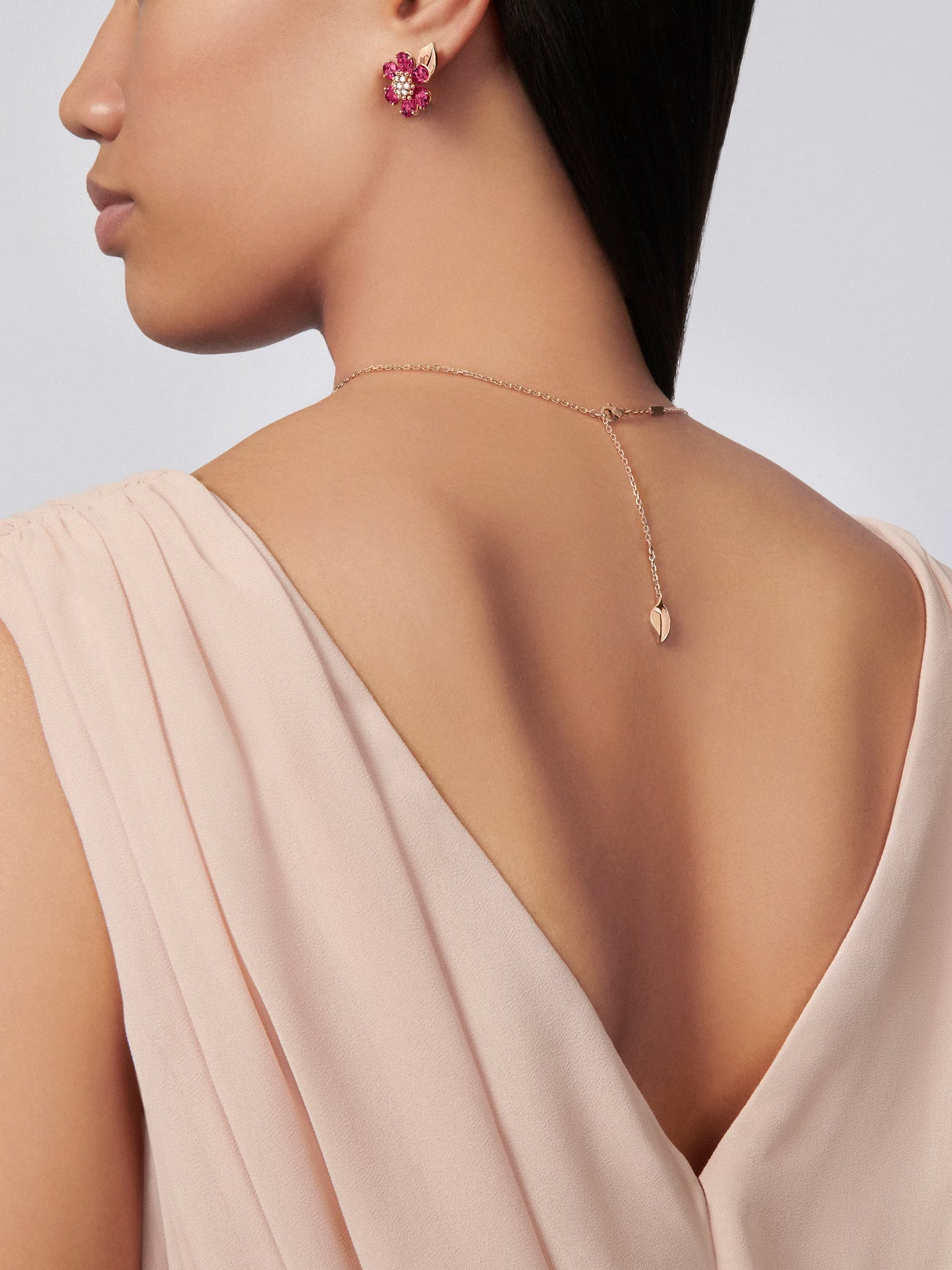 Fleurs d’Hawaï earrings, small model, 18K rose gold, rhodolites, round diamonds.