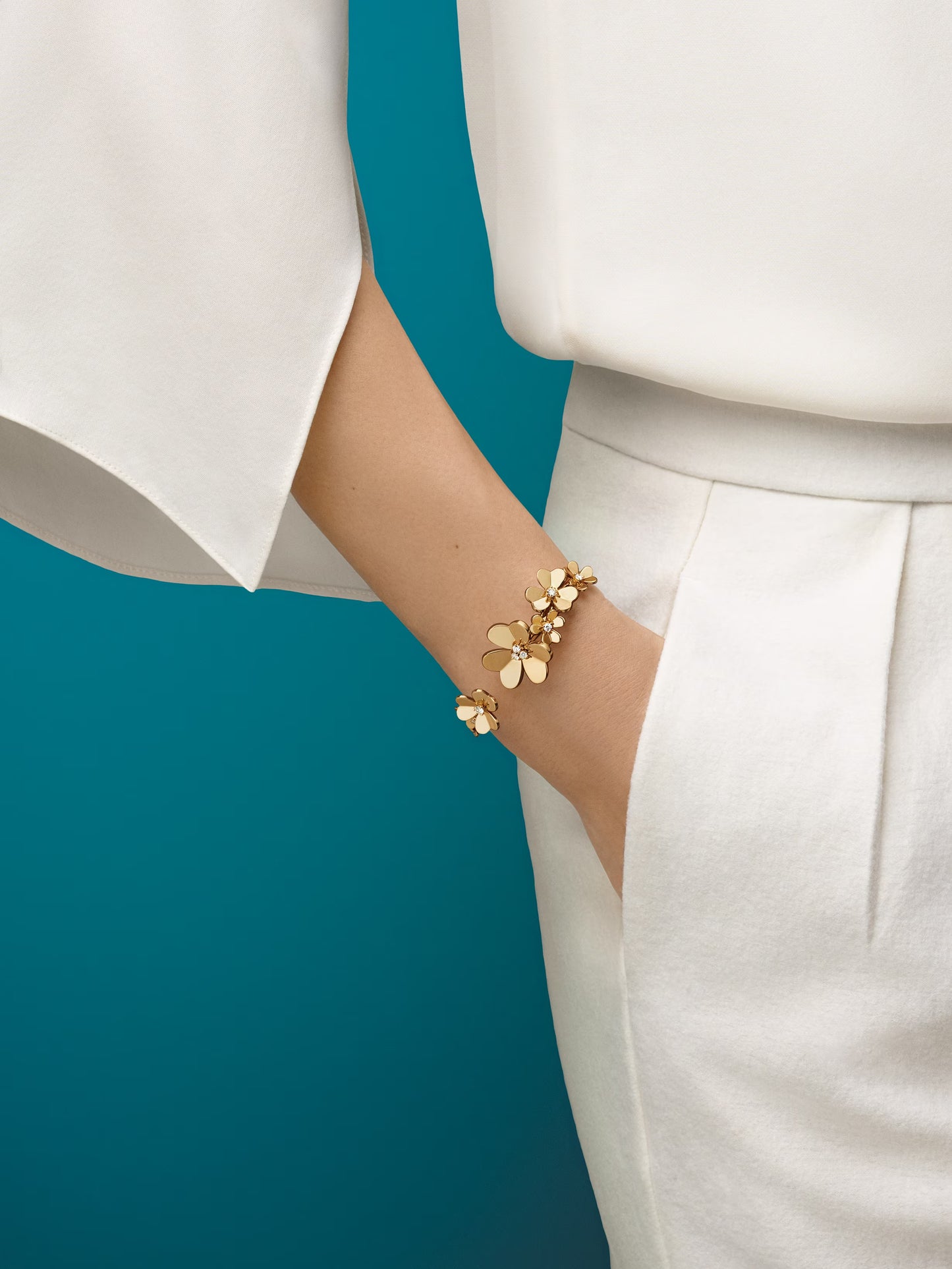 Frivole bracelet, 7 flowers, 18K yellow gold, round diamonds, medium model.