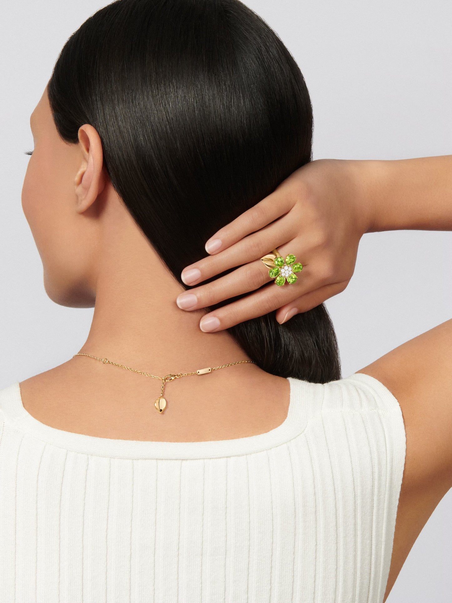 Fleurs d’Hawaï pendant, medium model, 18K yellow gold, peridots, round diamonds.