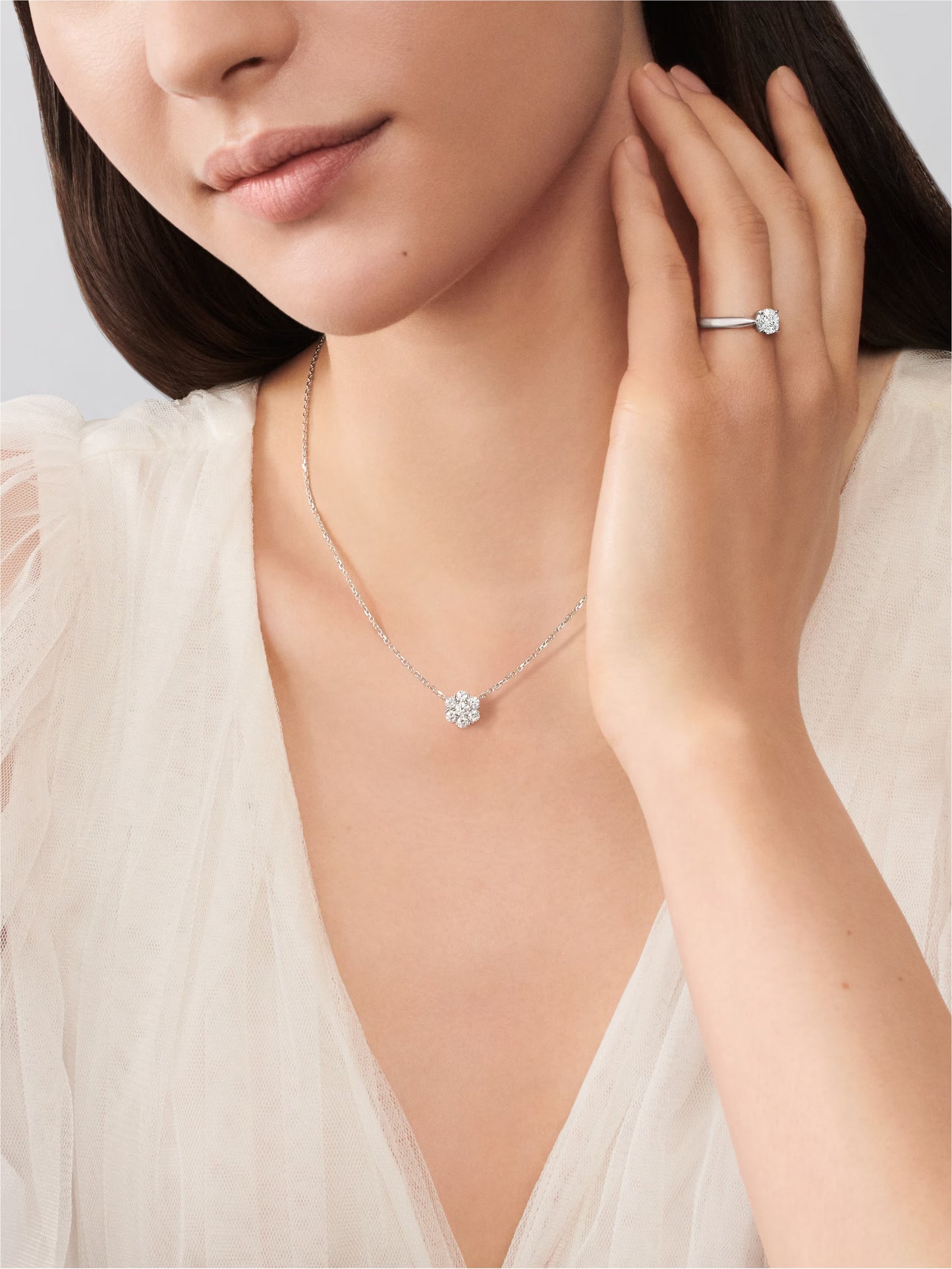 Fleurette pendant, rhodium plated 18K white gold, round diamonds.
