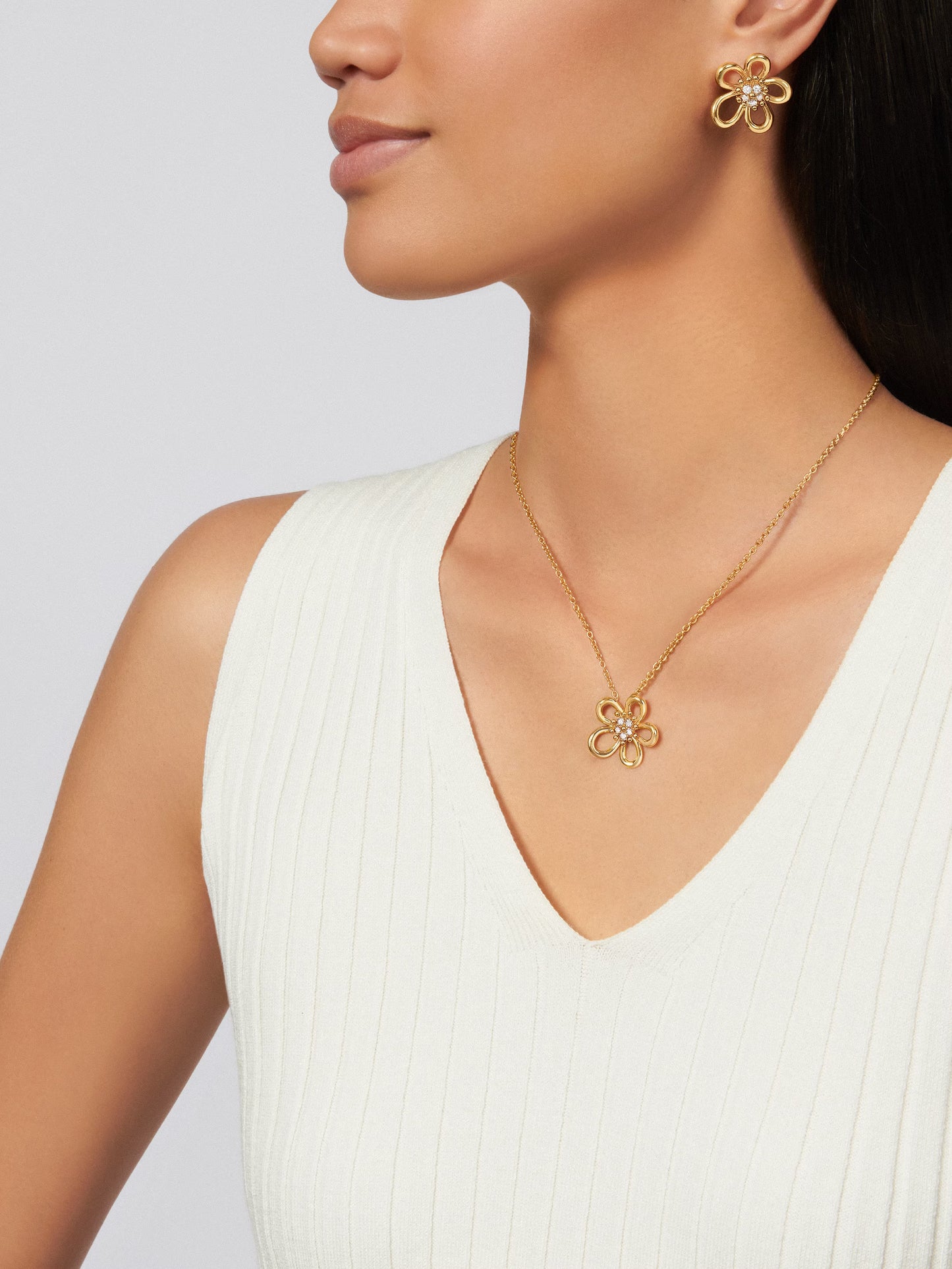 Flowerlace pendant, small model, yellow gold, round diamonds.