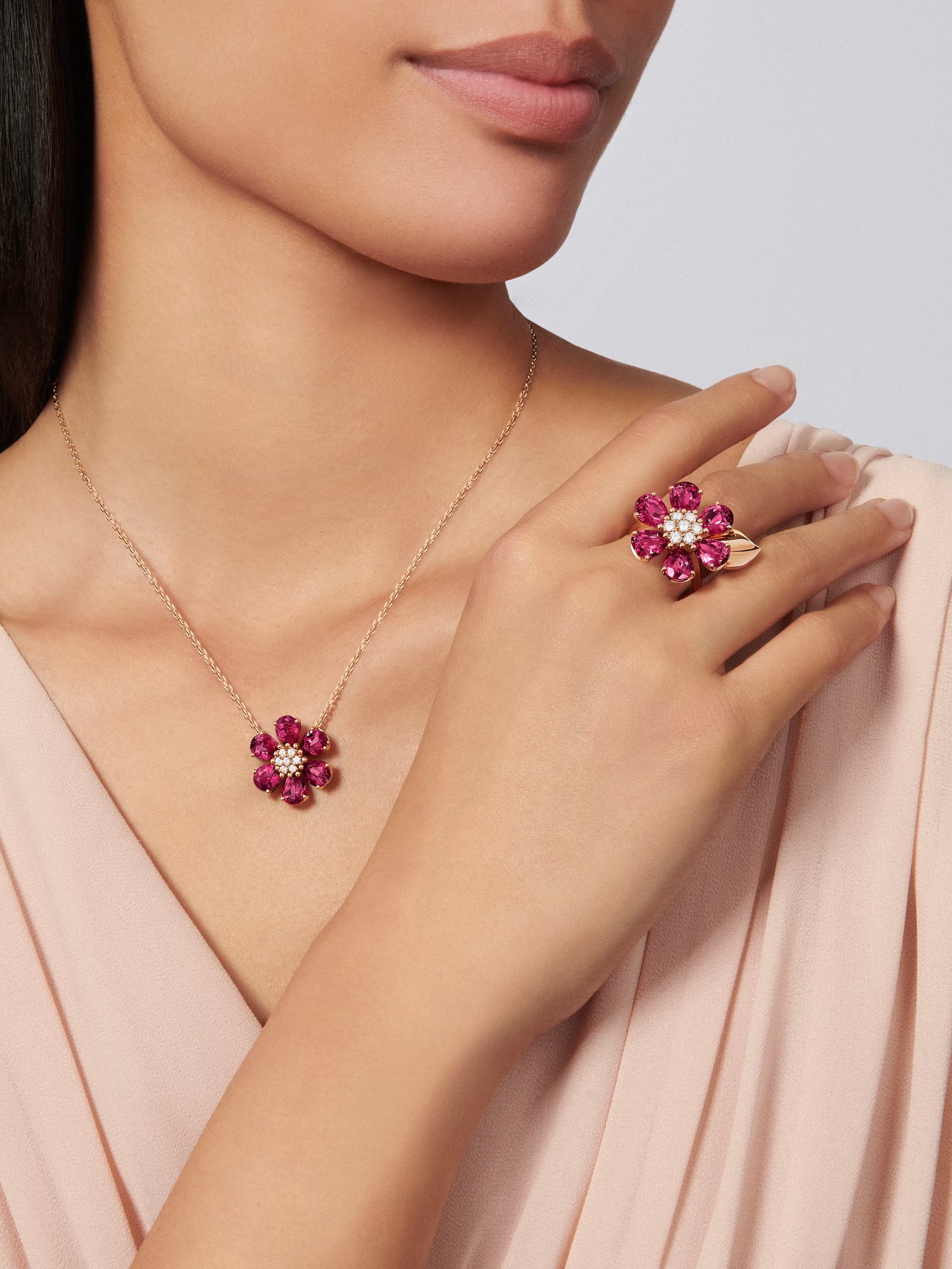 Fleurs d’Hawaï ring, large model, 18K rose gold, rhodolites, round diamonds.
