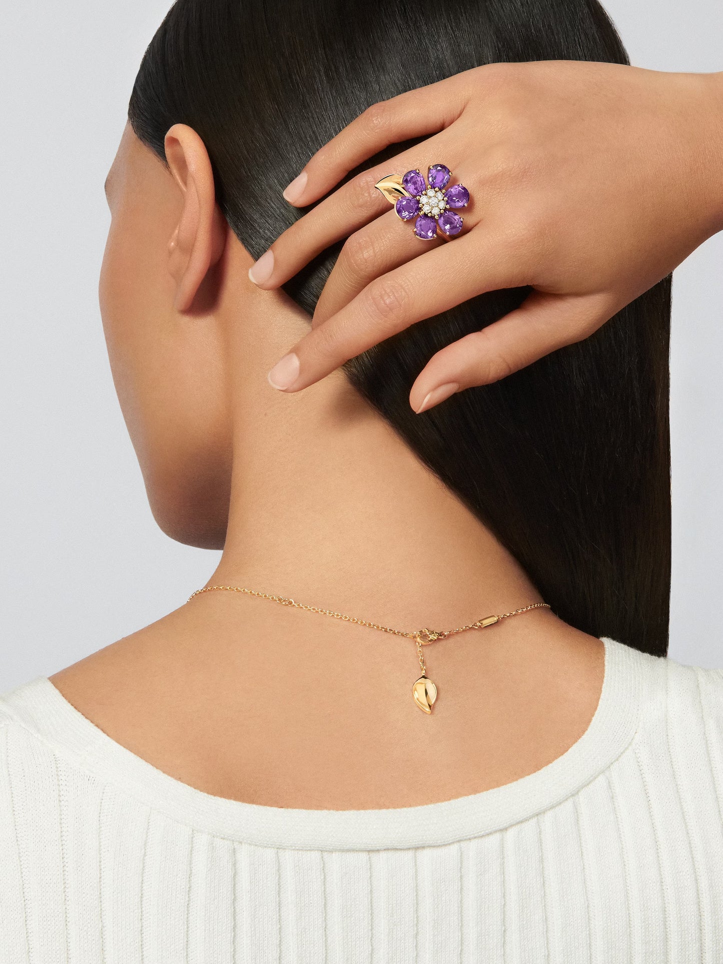 Fleurs d’Hawaï ring, large model, 18K yellow gold, amethysts, round diamonds.