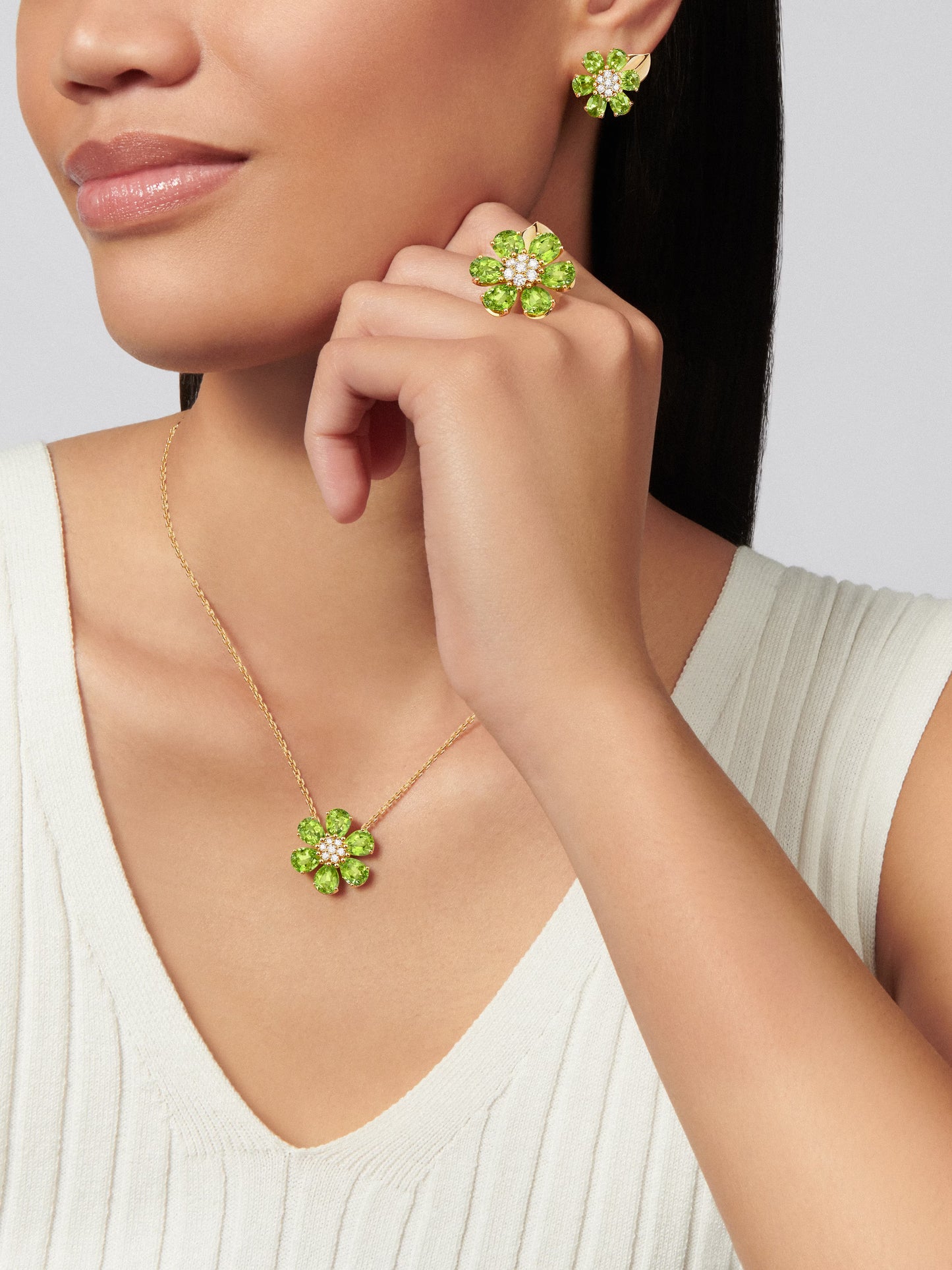 Fleurs d’Hawaï earrings, small model, 18K yellow gold, peridots, round diamonds.