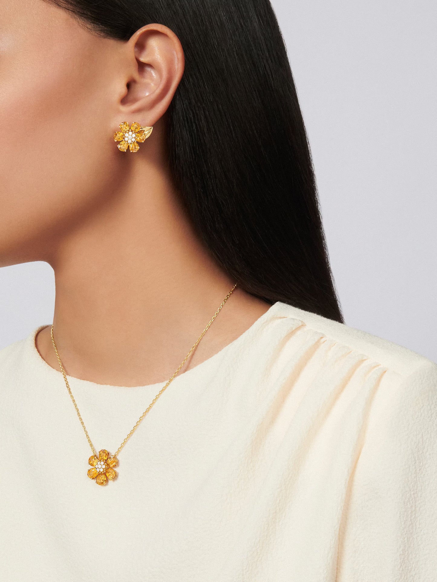 Fleurs d’Hawaï earrings, small model, 18K yellow gold, citrines, round diamonds.