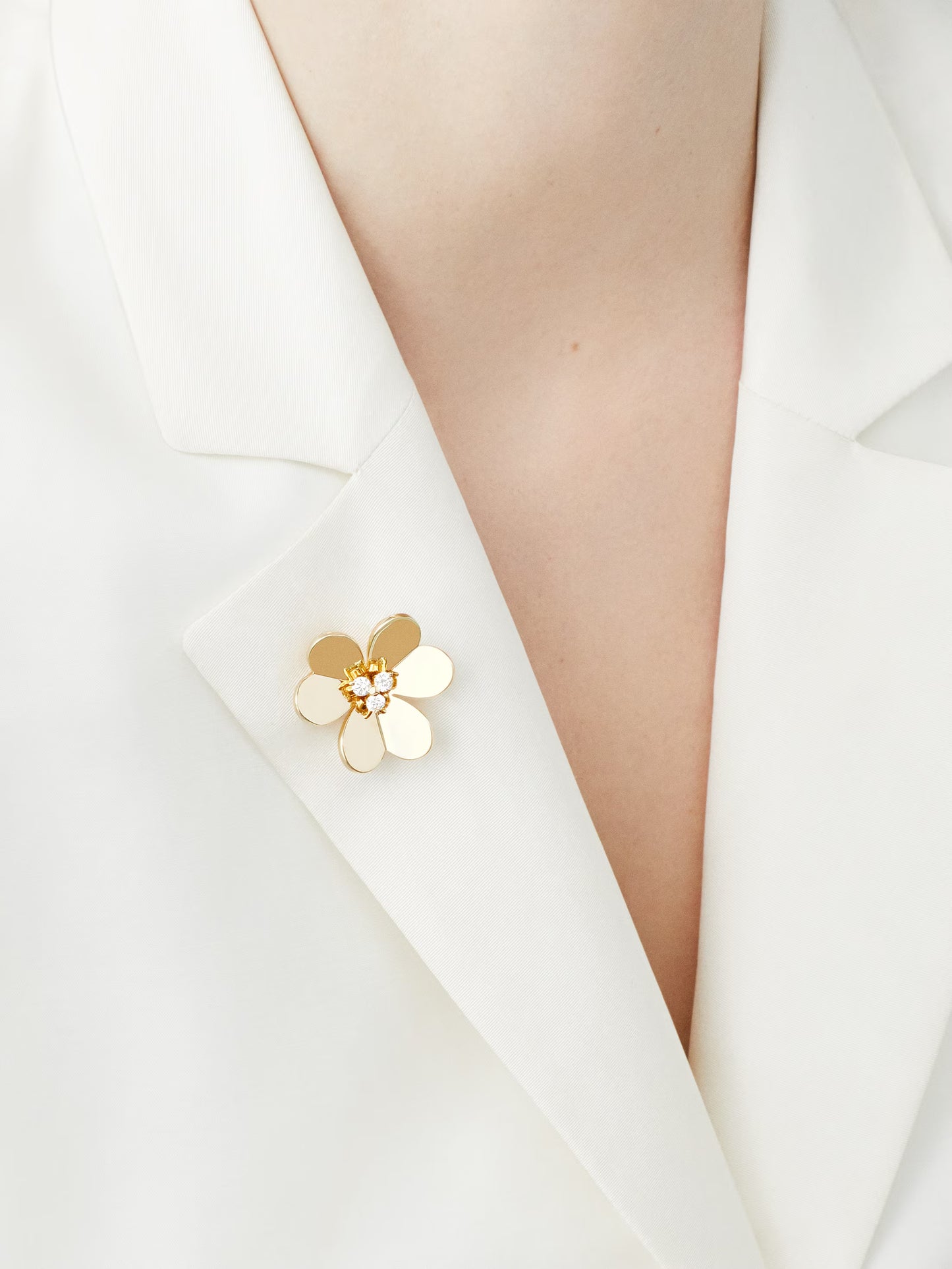 Frivole clip pendant, very large model, 18K yellow gold, round diamonds