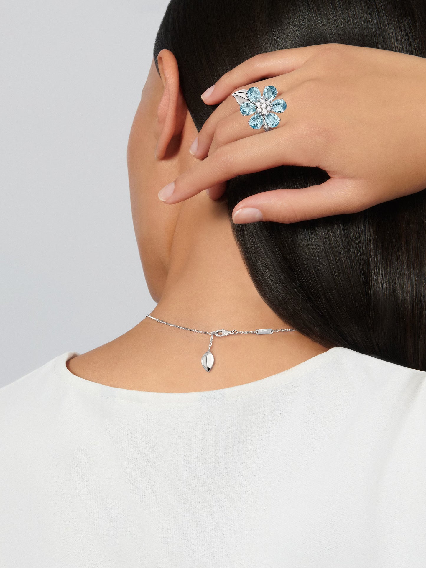Fleurs d’Hawaï pendant, medium model, 18K white gold, aquamarines, round diamonds.
