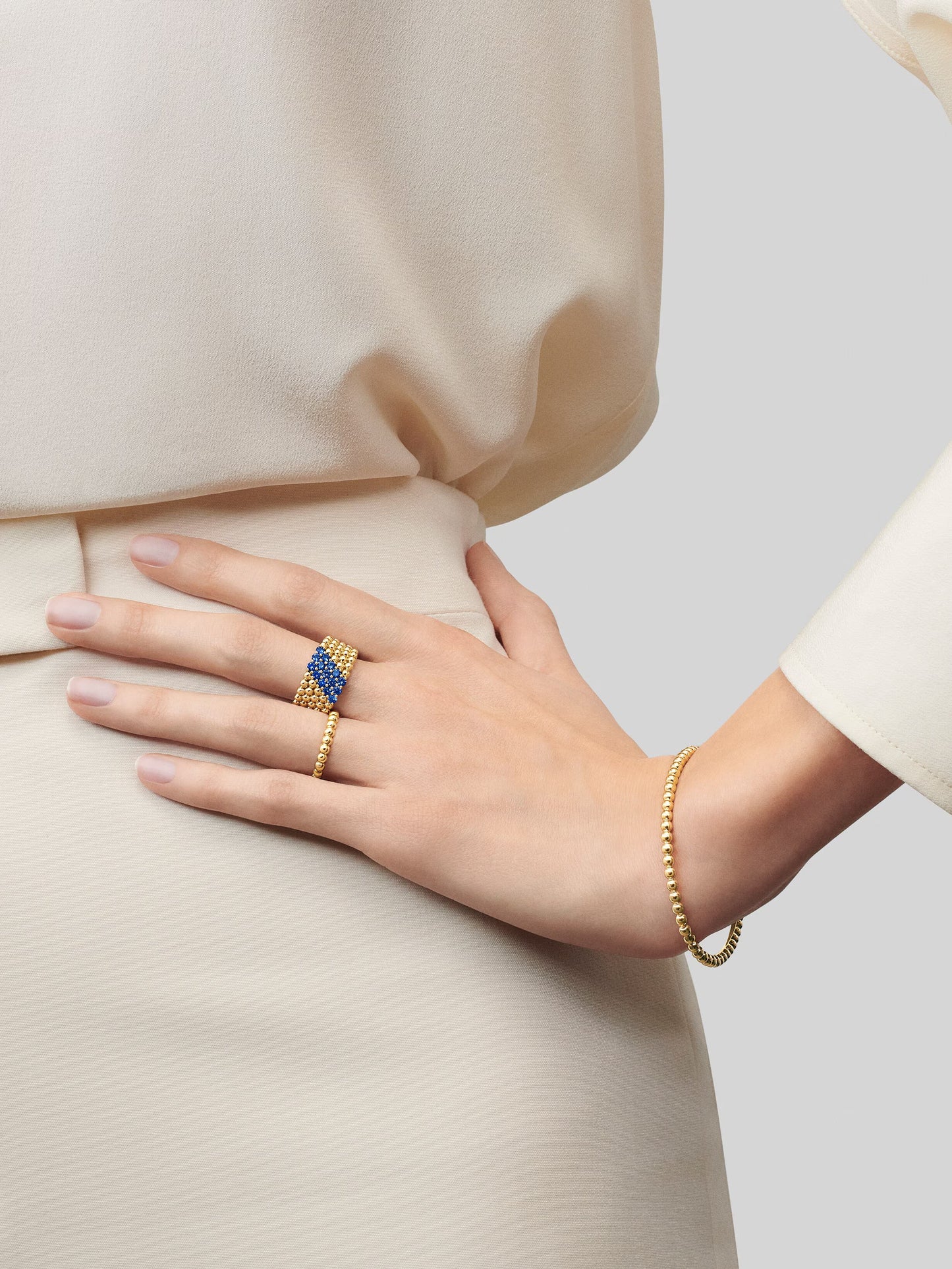 Perlée couleurs ring, 5 rows, 18K yellow gold, round sapphires.