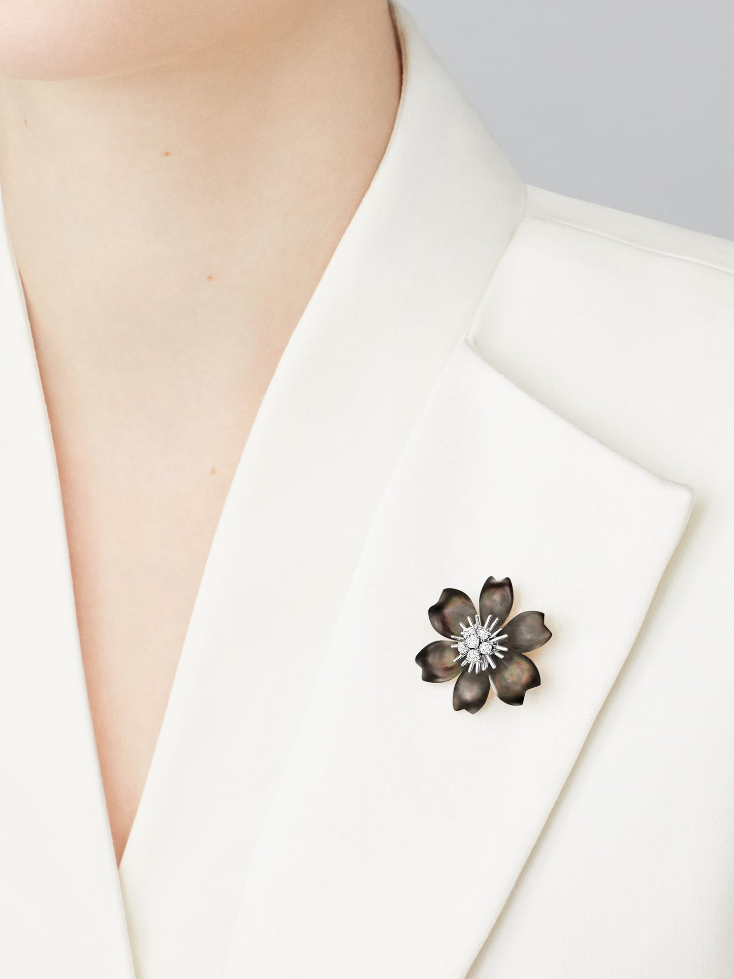 Rose de Noël clip pendant, small model, rhodium plated 18K white gold, gray mother-of-pearl, round diamonds.