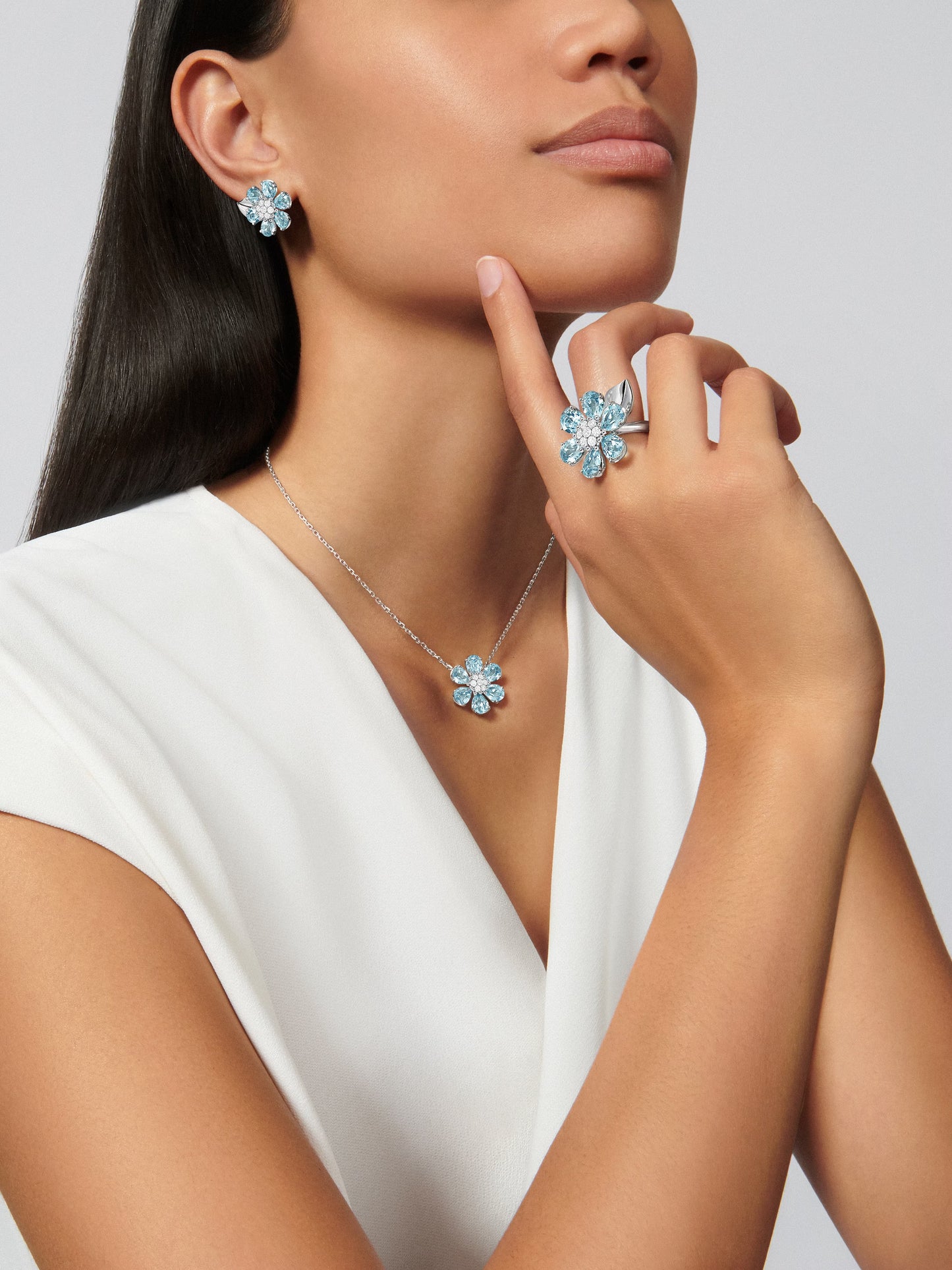 Fleurs d’Hawaï earrings, small model, 18K white gold, aquamarines, round diamonds.