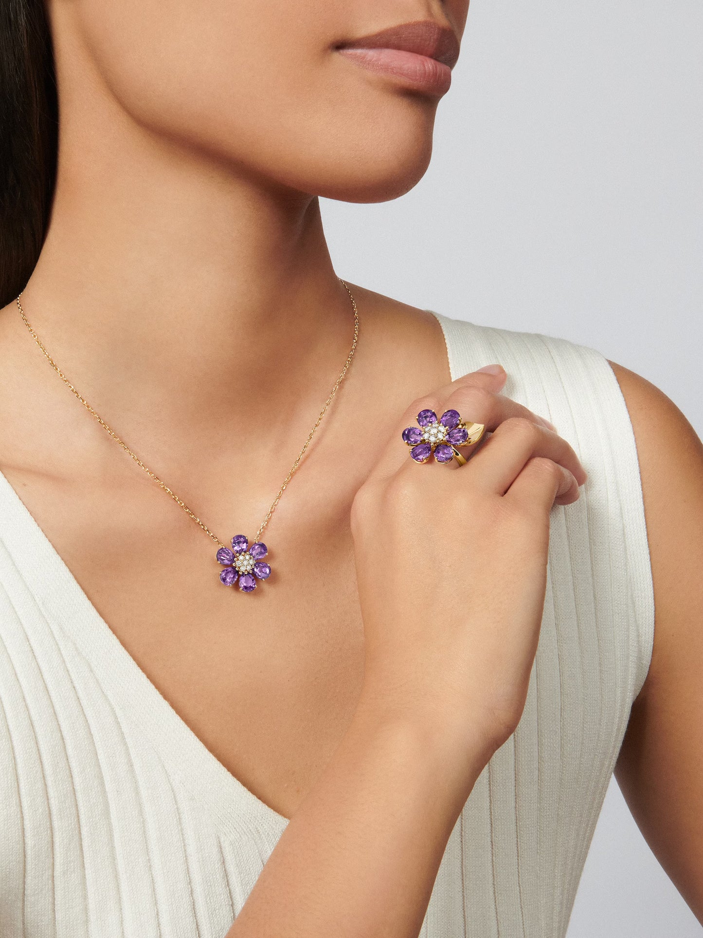 Fleurs d’Hawaï pendant, medium model, 18K yellow gold, amethysts, round diamonds.