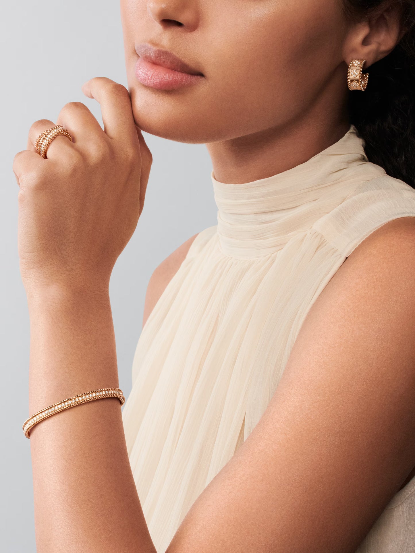 Perlée clovers hoop earrings, 18K rose gold, round diamonds.