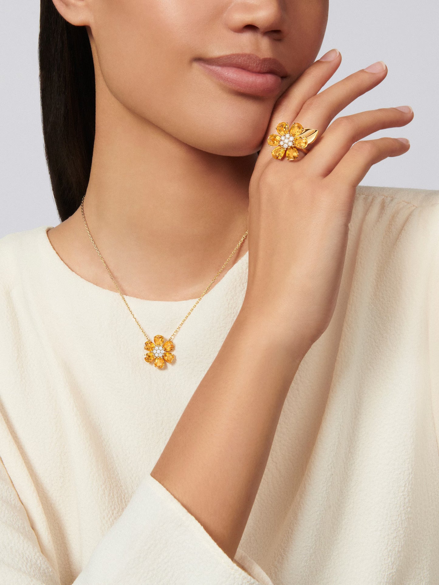 Fleurs d’Hawaï pendant, medium model, 18K yellow gold, citrines, round diamonds.