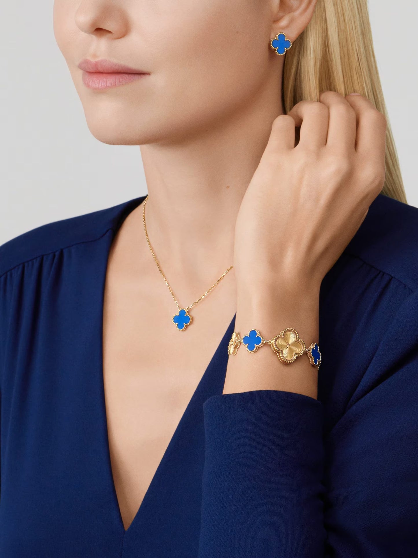 Vintage Alhambra pendant, 18K yellow gold, blue agate.